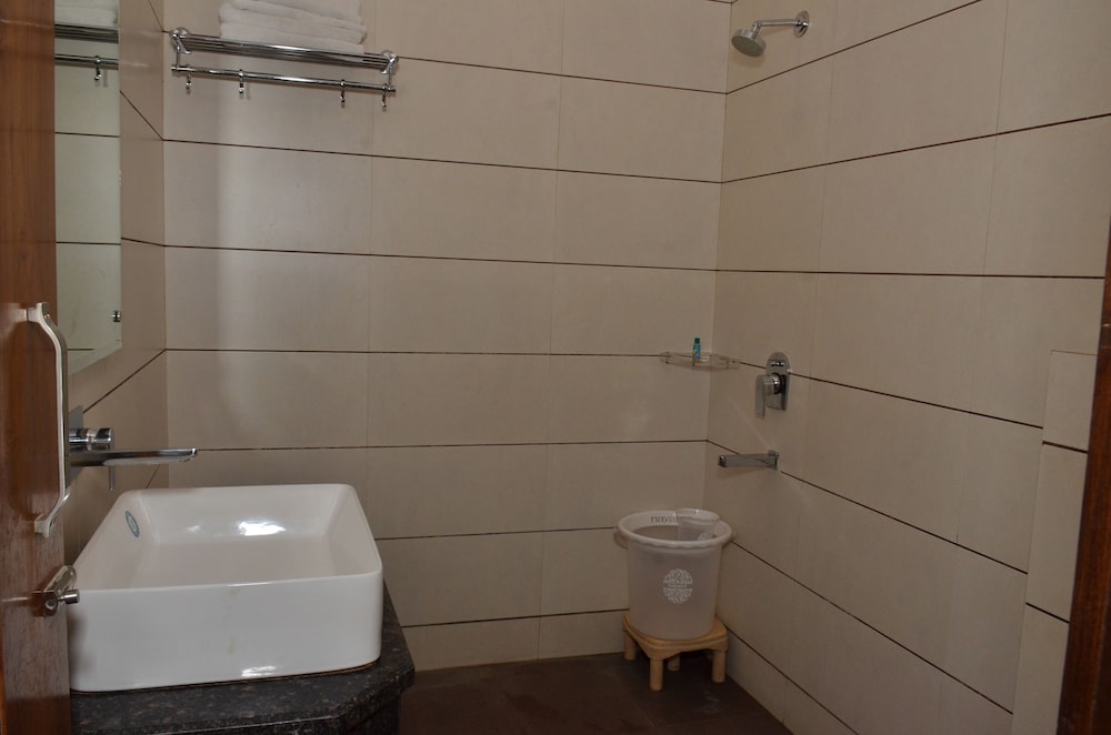 FabHotel KK Continental Albert Rd 22/42