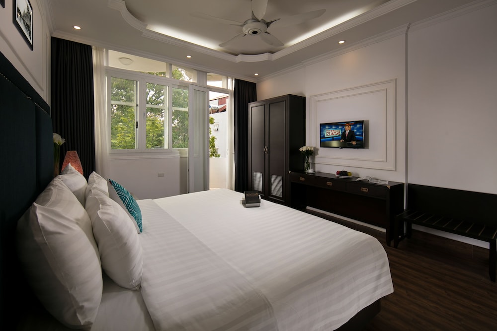 JUNIOR, KING BED, CITY VIEW, BALCONY