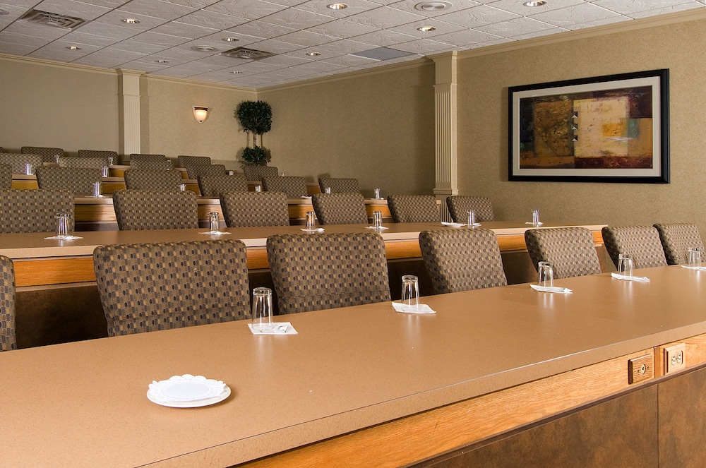 Delta Hotels By Marriott Utica 47/57