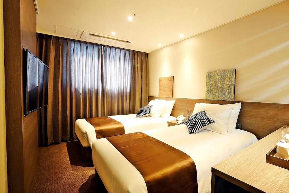 Grandmillions Hotel 7/40