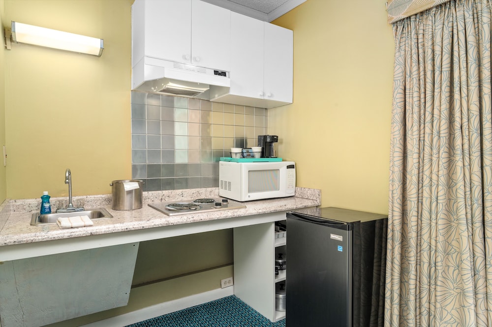 Cayman Suites Hotel 69/80