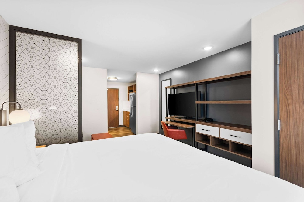 SUITE, KING BED