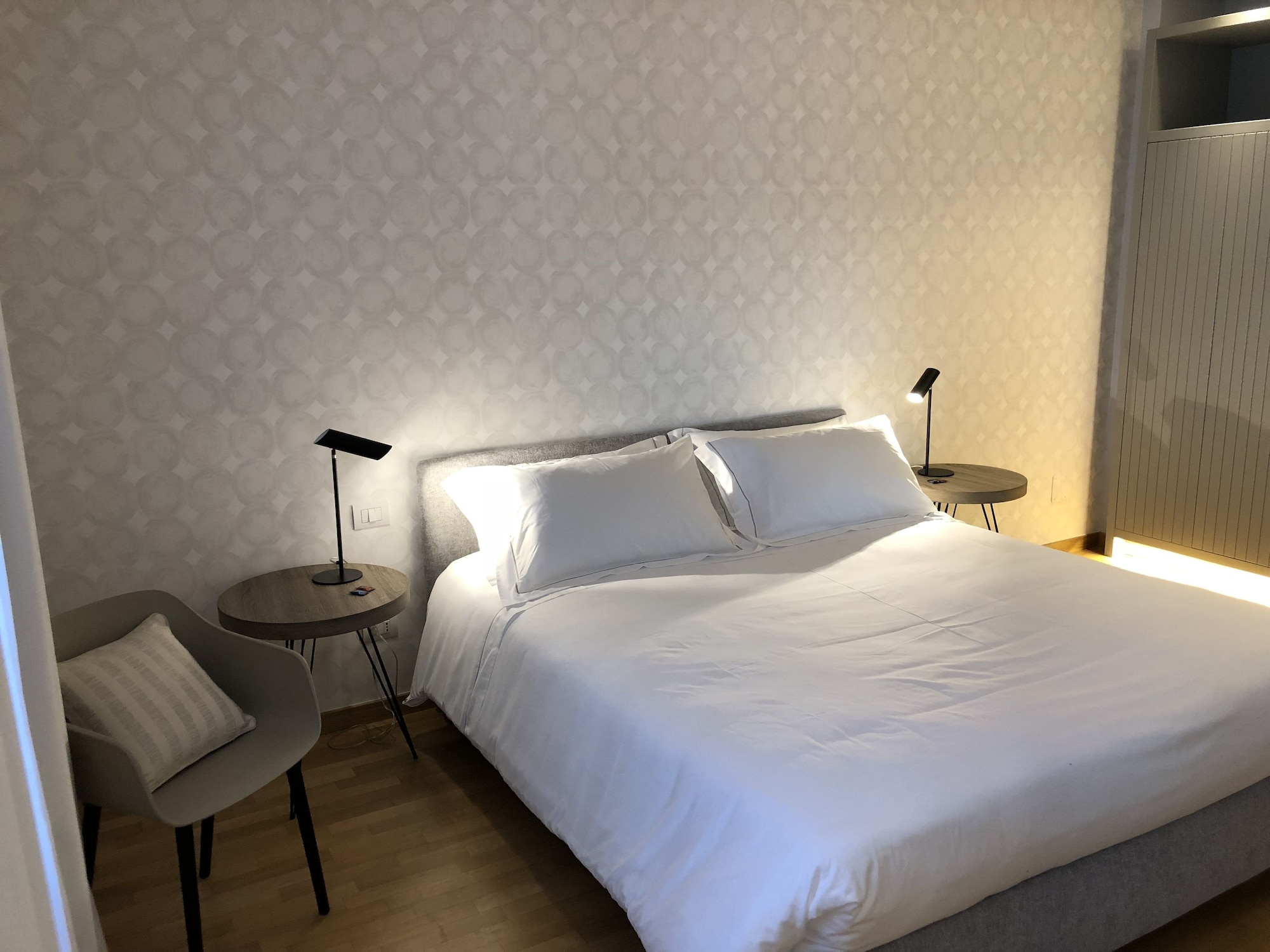 غرفة قياسية بسرير كينج، 200 Rooms And Terrace 3/6