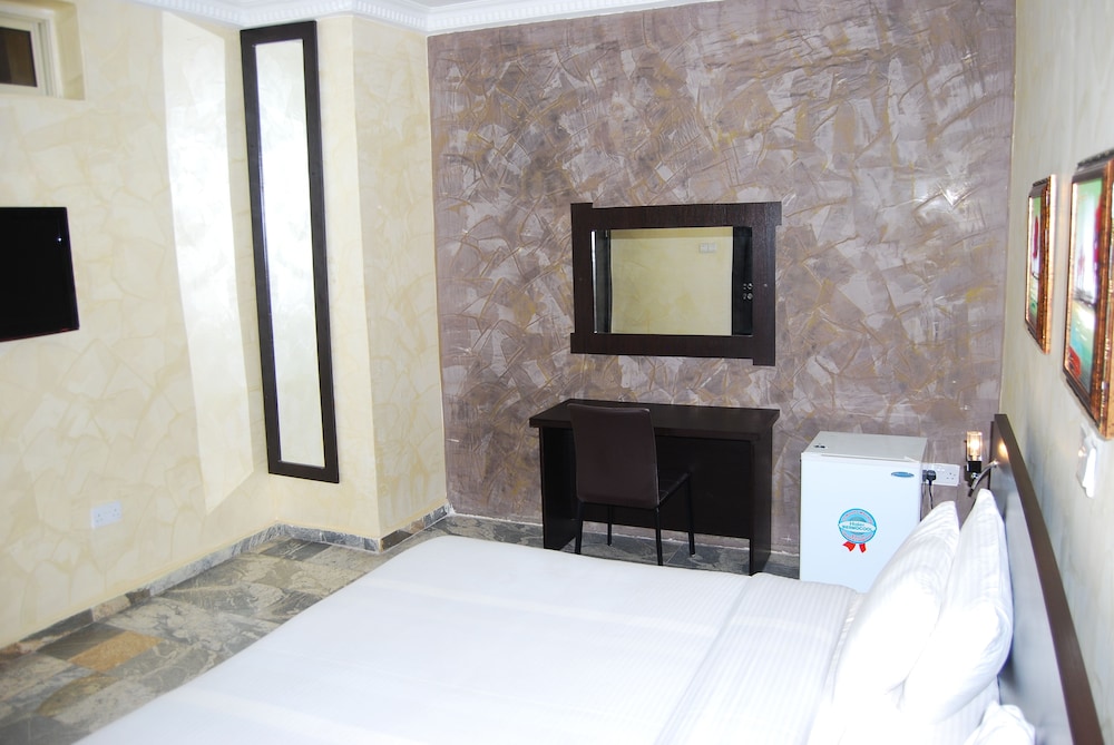 3j Apos S Hotel Ltd 27/64