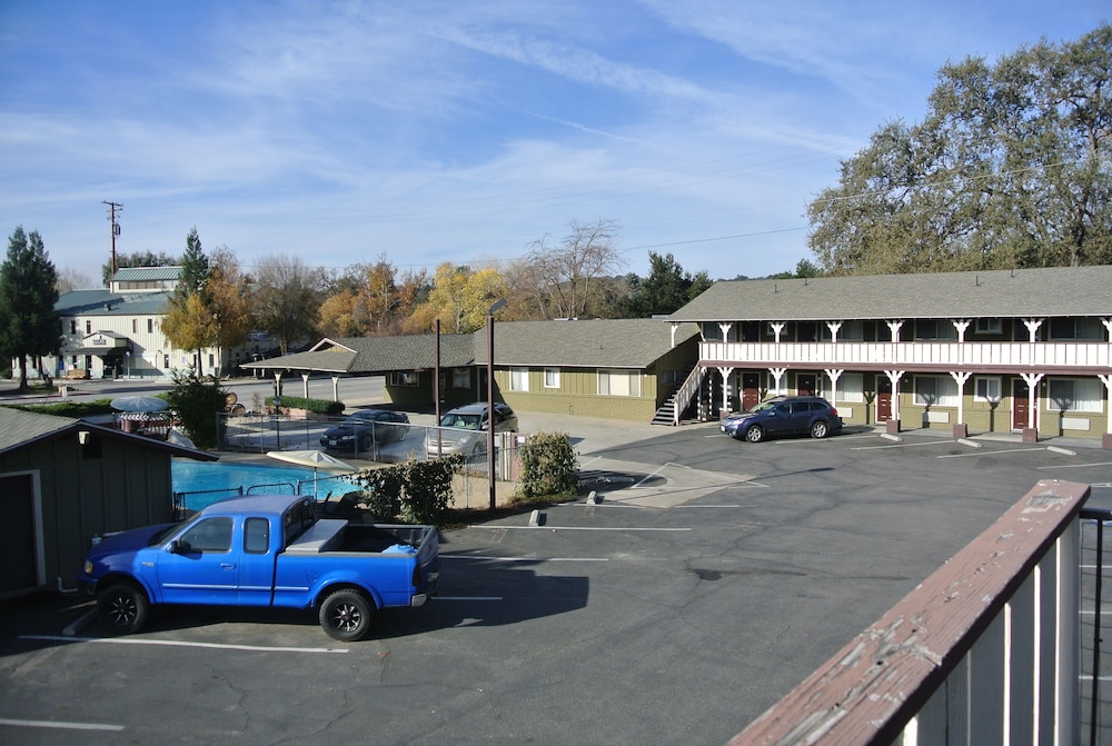 Vino Inn & Suites (ex Rancho Tee Motel) 51/63