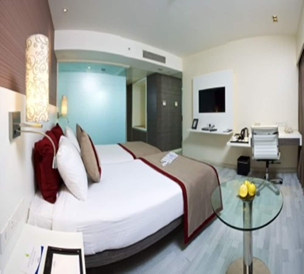 Majestic Court Sarovar Portico 15/46