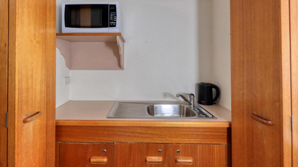 Superior, Apartment, King and Twin Beds, Living Area, Kitchenette, Best Western Cattle City Motor Inn 8/8