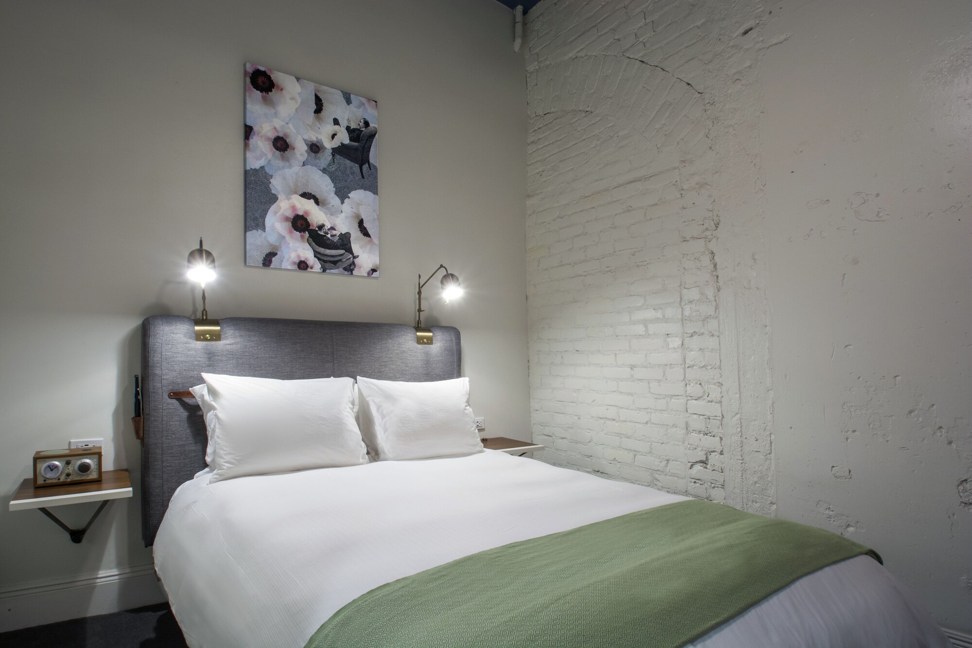 INTERIOR, STANDARD, QUEEN BED