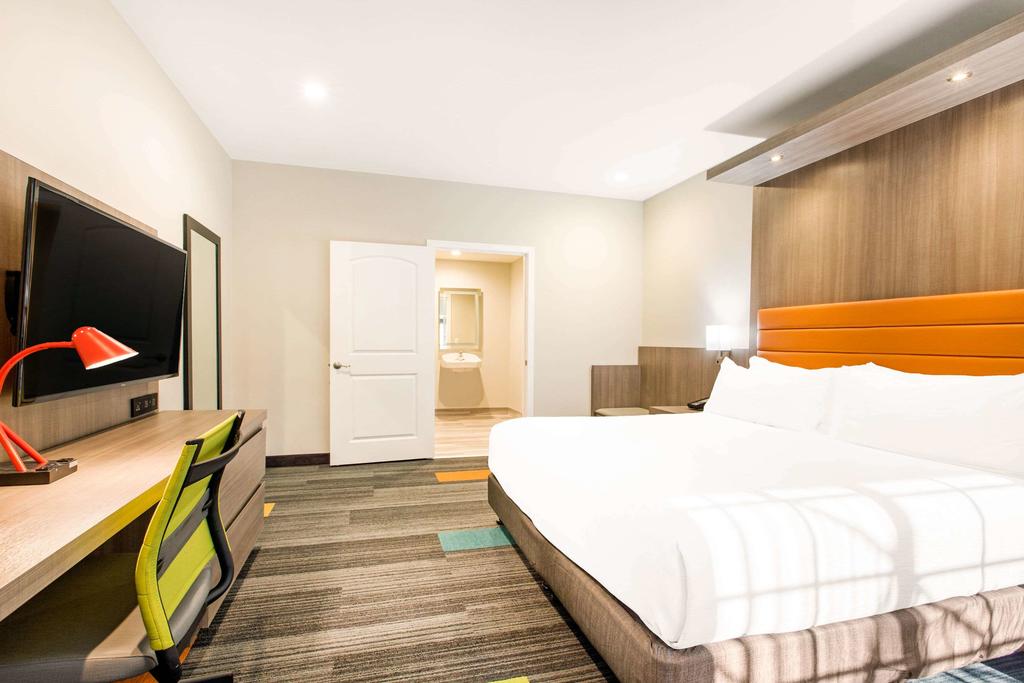 ROOM, KING BED