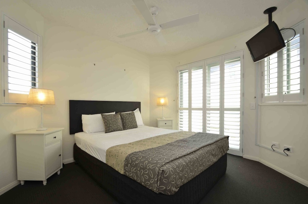 2 BEDROOMS, COURTYARD, BEACH FRONT