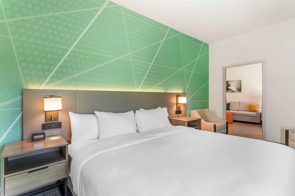 SUITE, KING BED, ACCESSIBLE