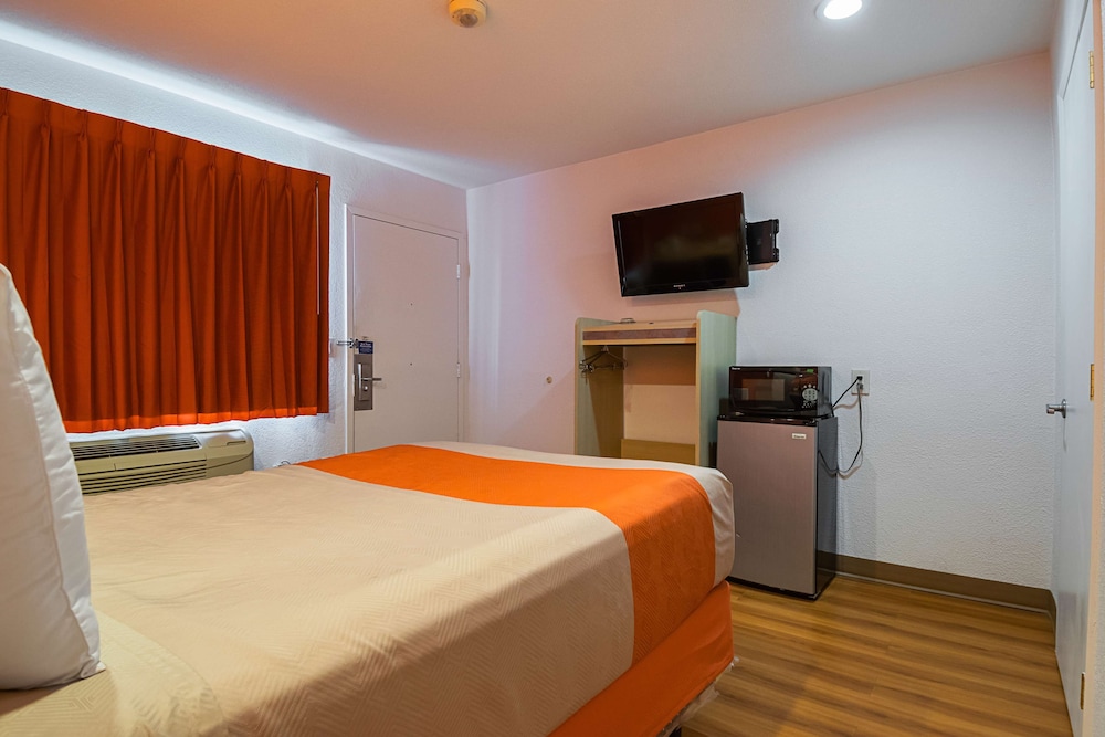 غرفة قياسية بسرير كوين للمدخنين، Motel6 Lost Hills, CA 6/9