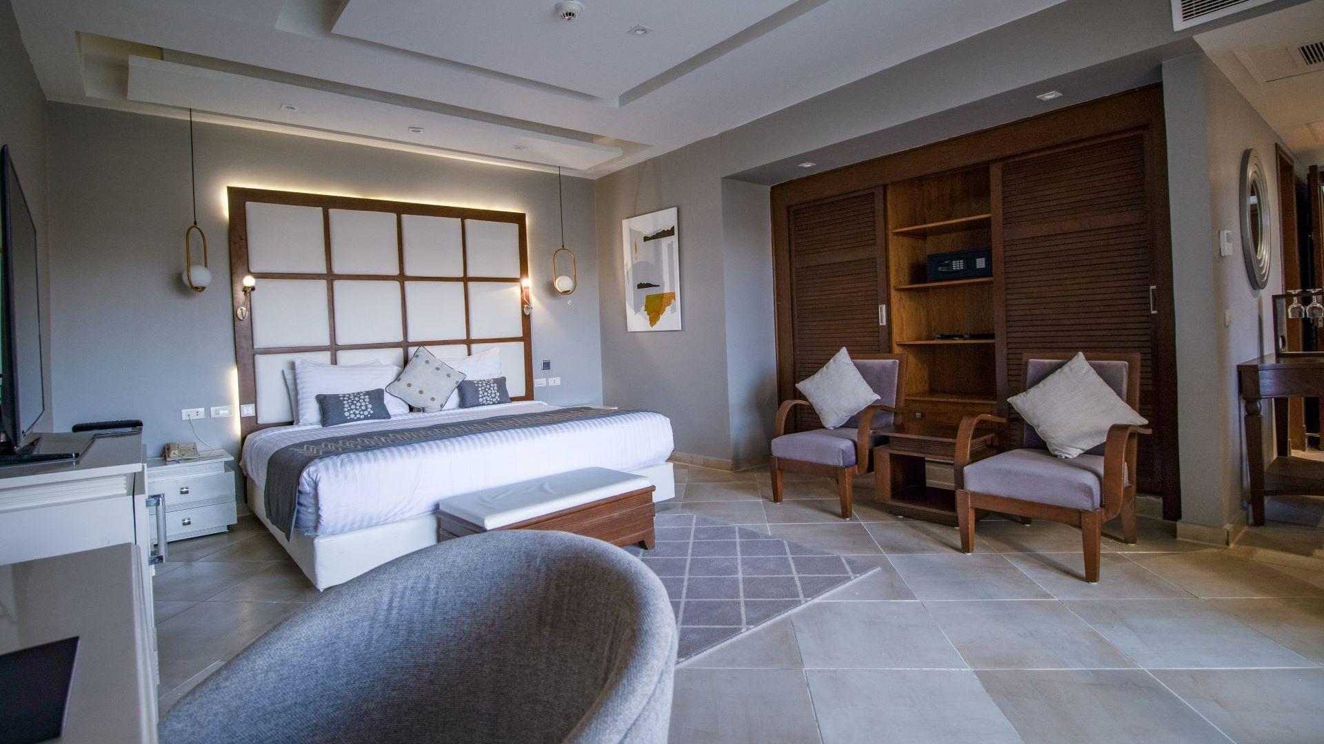 Swim Up, Junior Suite, Queen Bed, 2 Sofa