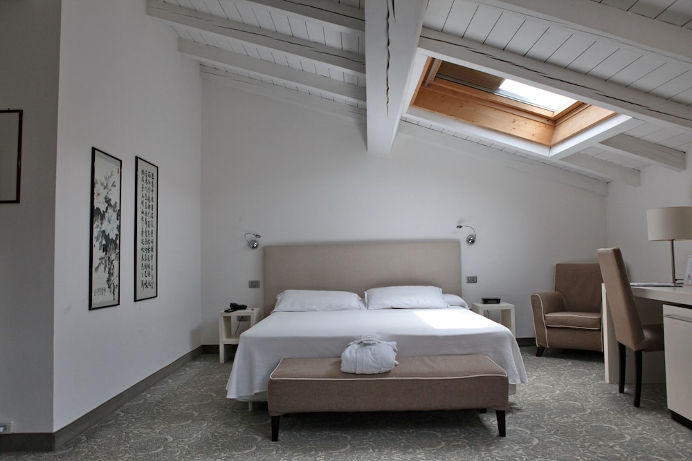 JUNIOR SUITE, QUEEN BED, SOFA