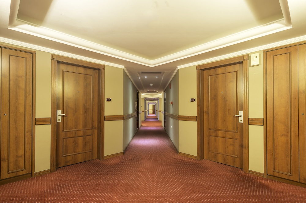 ROYAL HOTEL 48/68