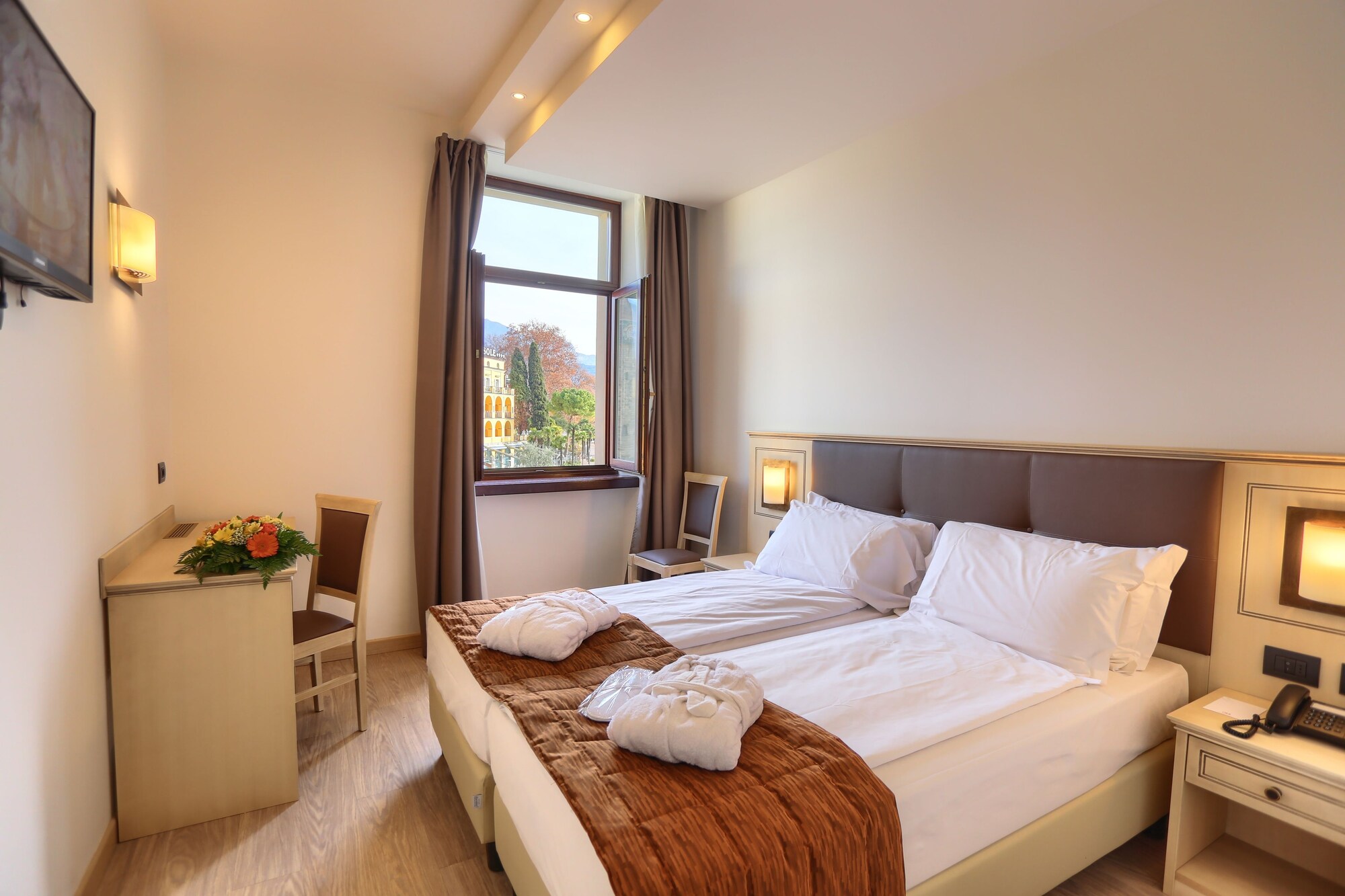 SUPERIOR, DOUBLE BED, LAKE VIEW