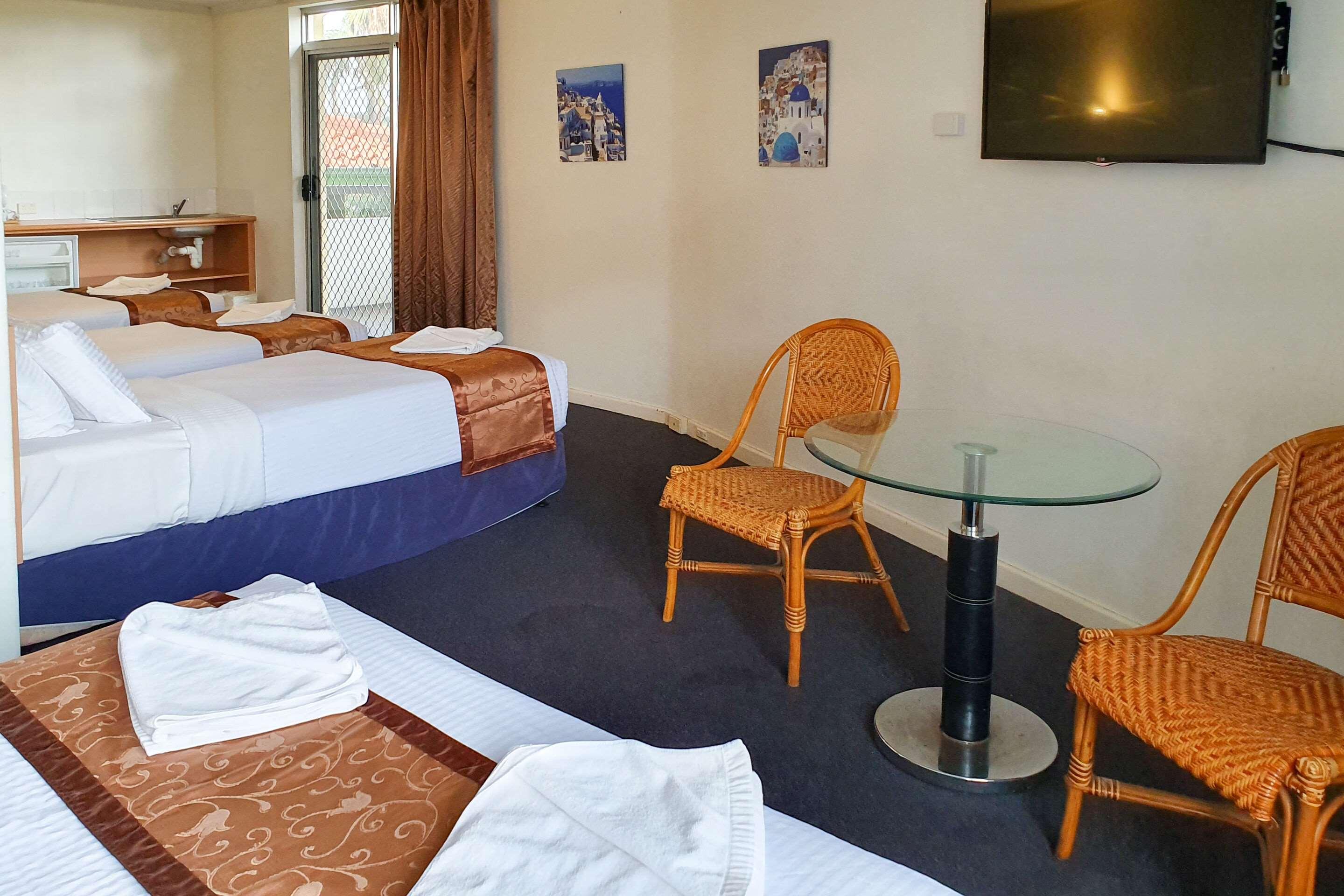 ROOM, 1 QUEEN AND 1 SINGLE BED