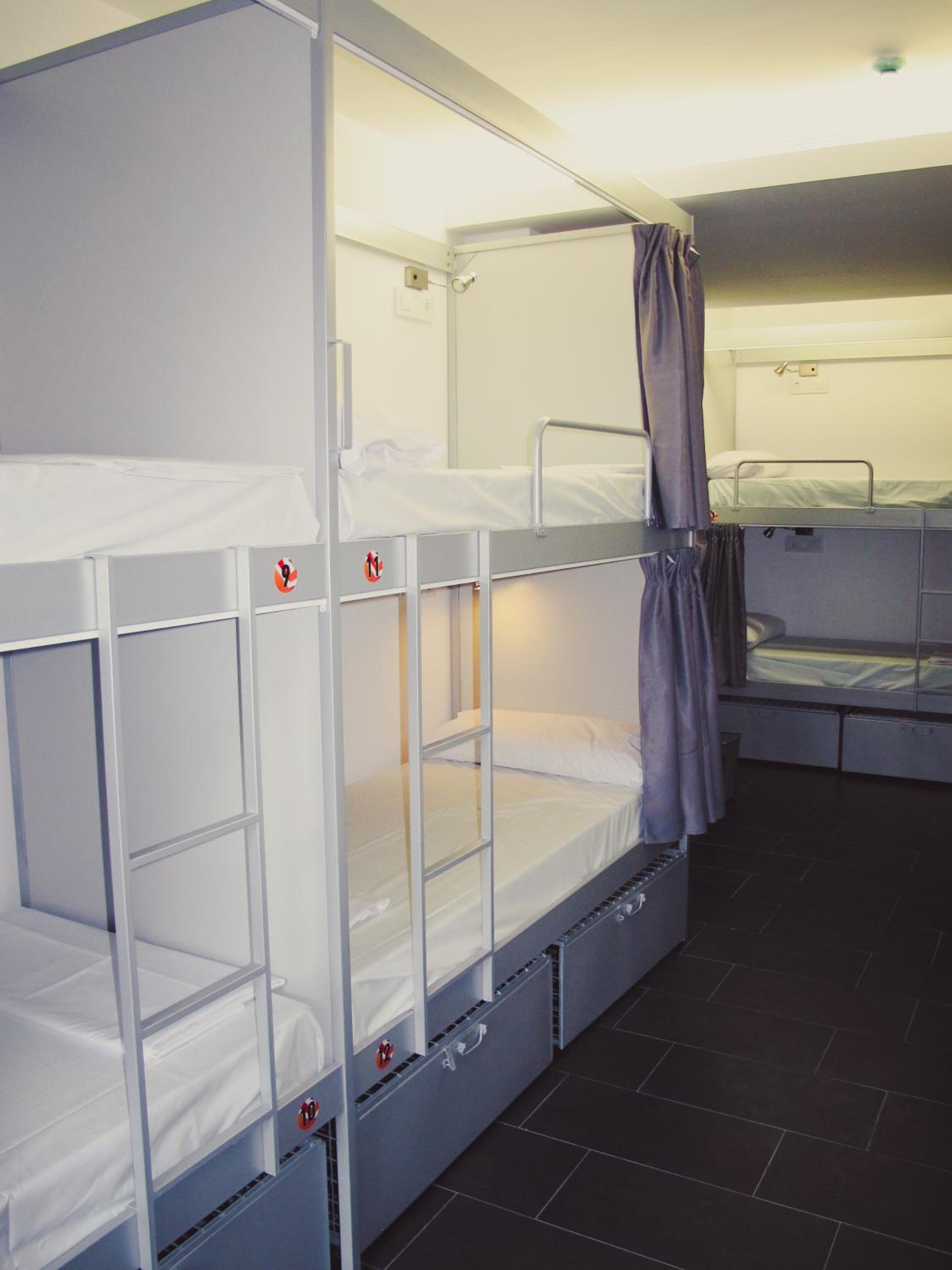 Female Dorm, Female Only, 8 Beds 3/6