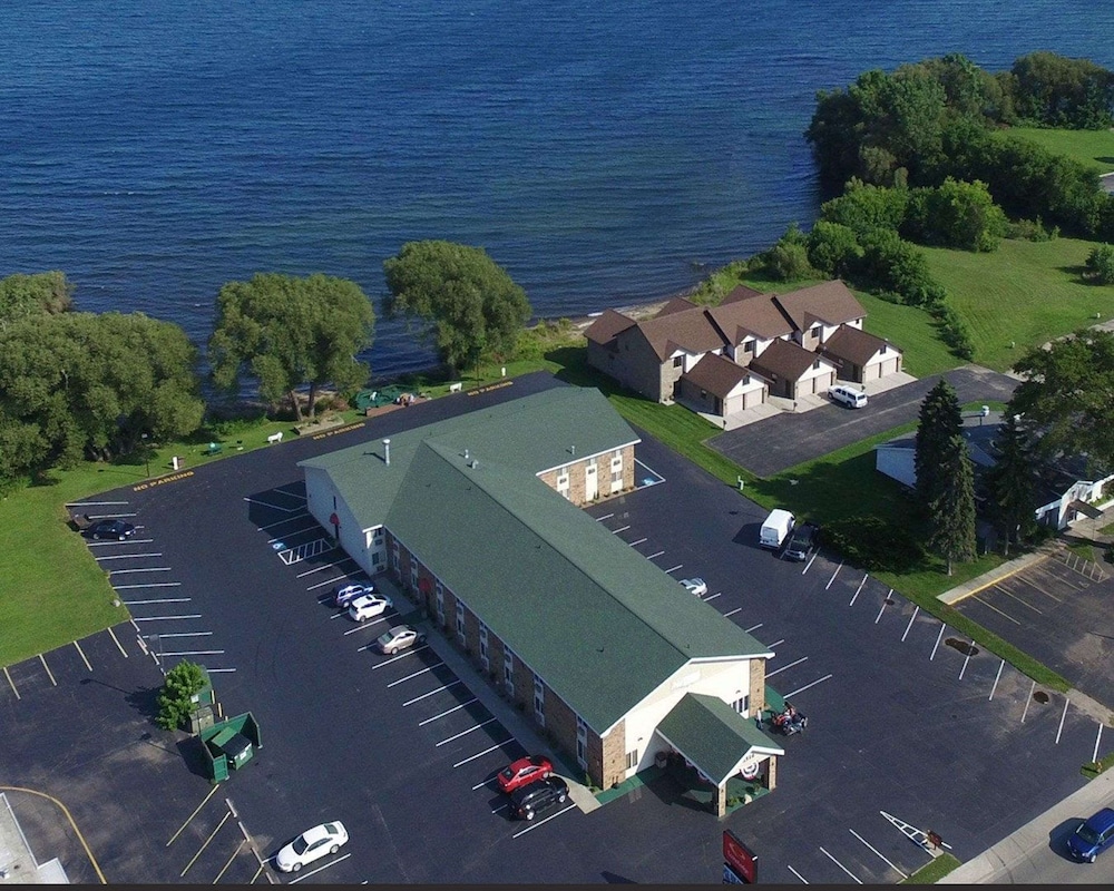 Econo Lodge Menomonie On The Bay MI 1/31