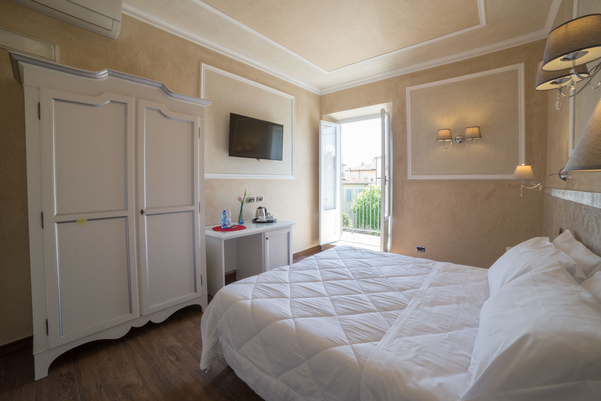 ROOM, QUADRUPLE