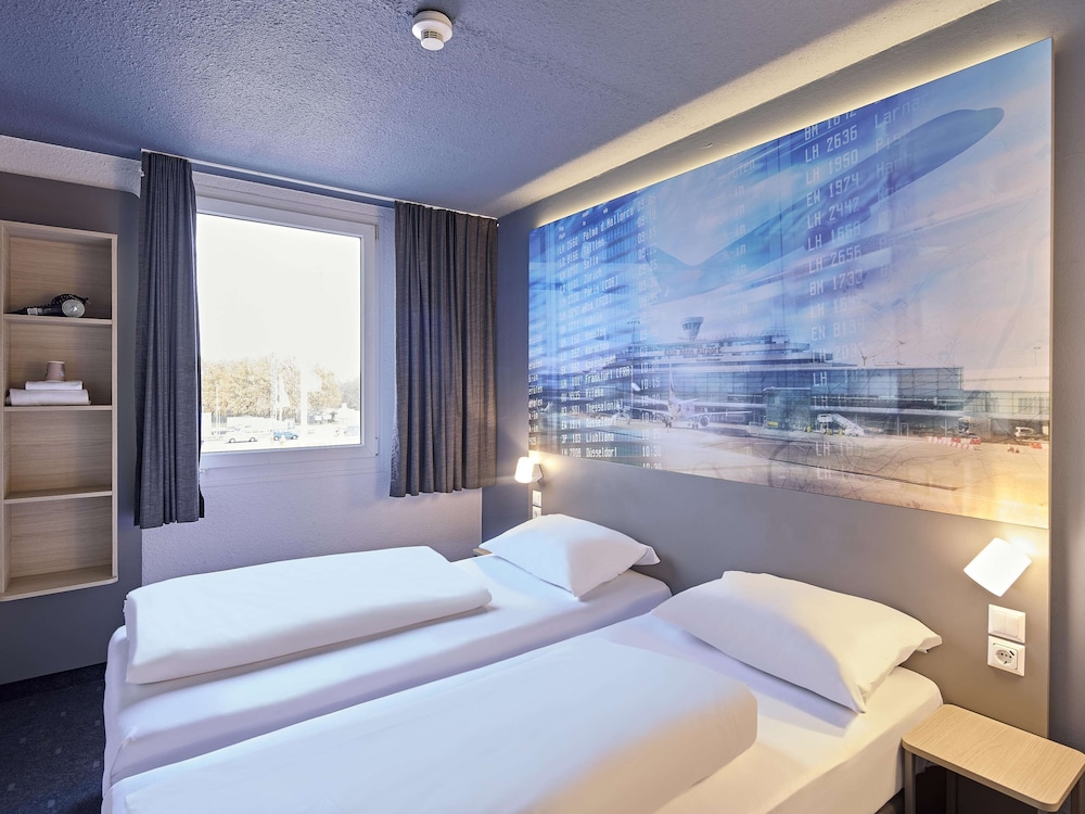 ROOM, TWIN BEDS