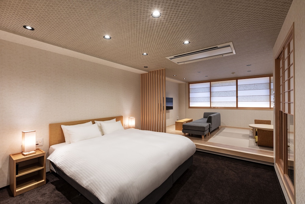 DELUXE, DOUBLE BED