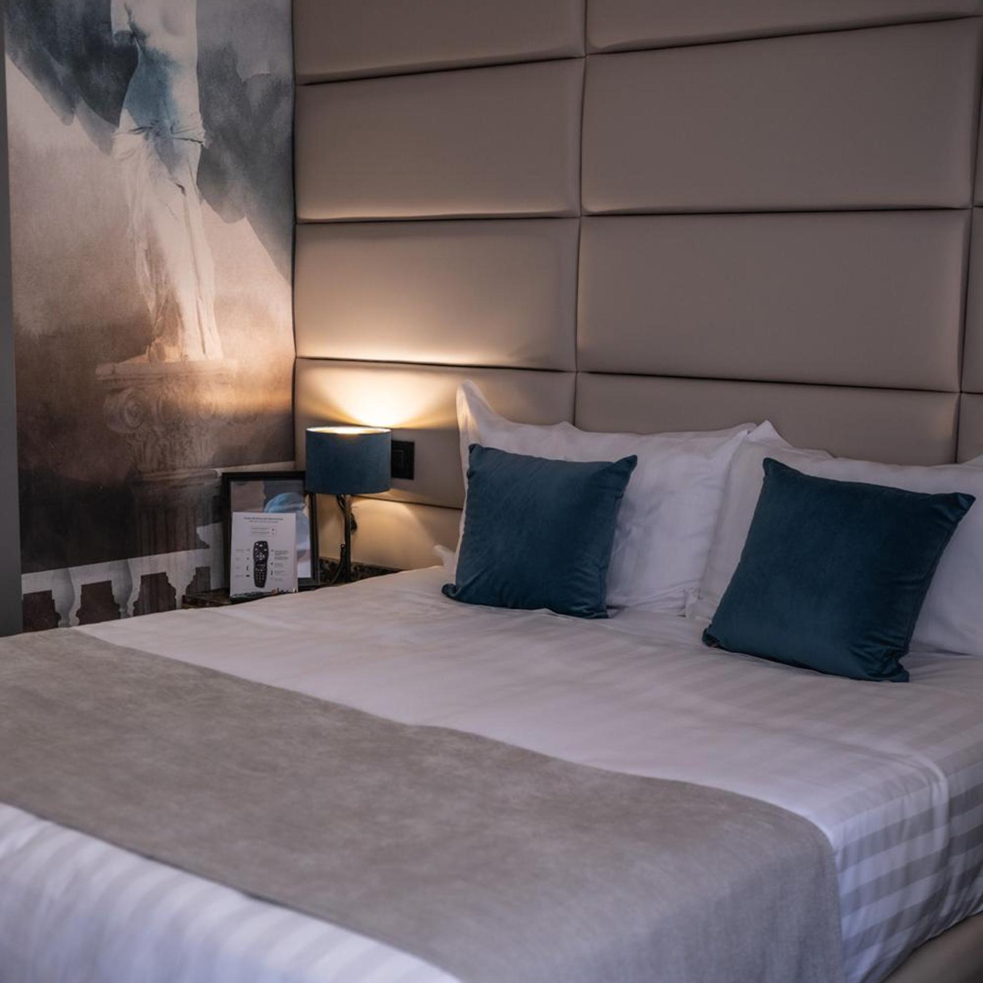 غرفة بسرير مزدوج بشرفة، Relais Manzoni 4/10