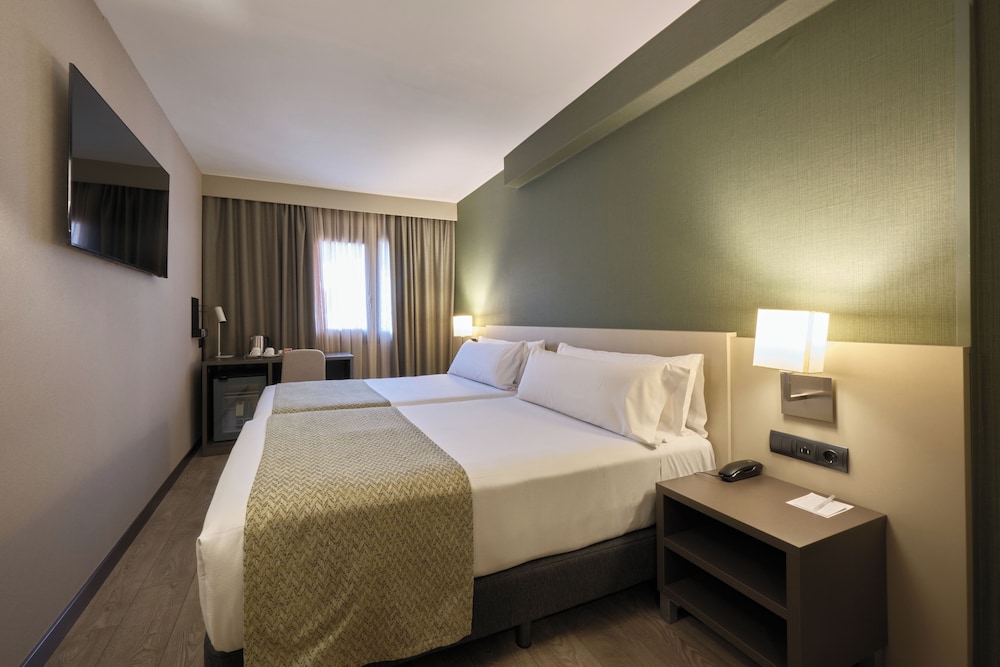 ROOM, DOUBLE BED