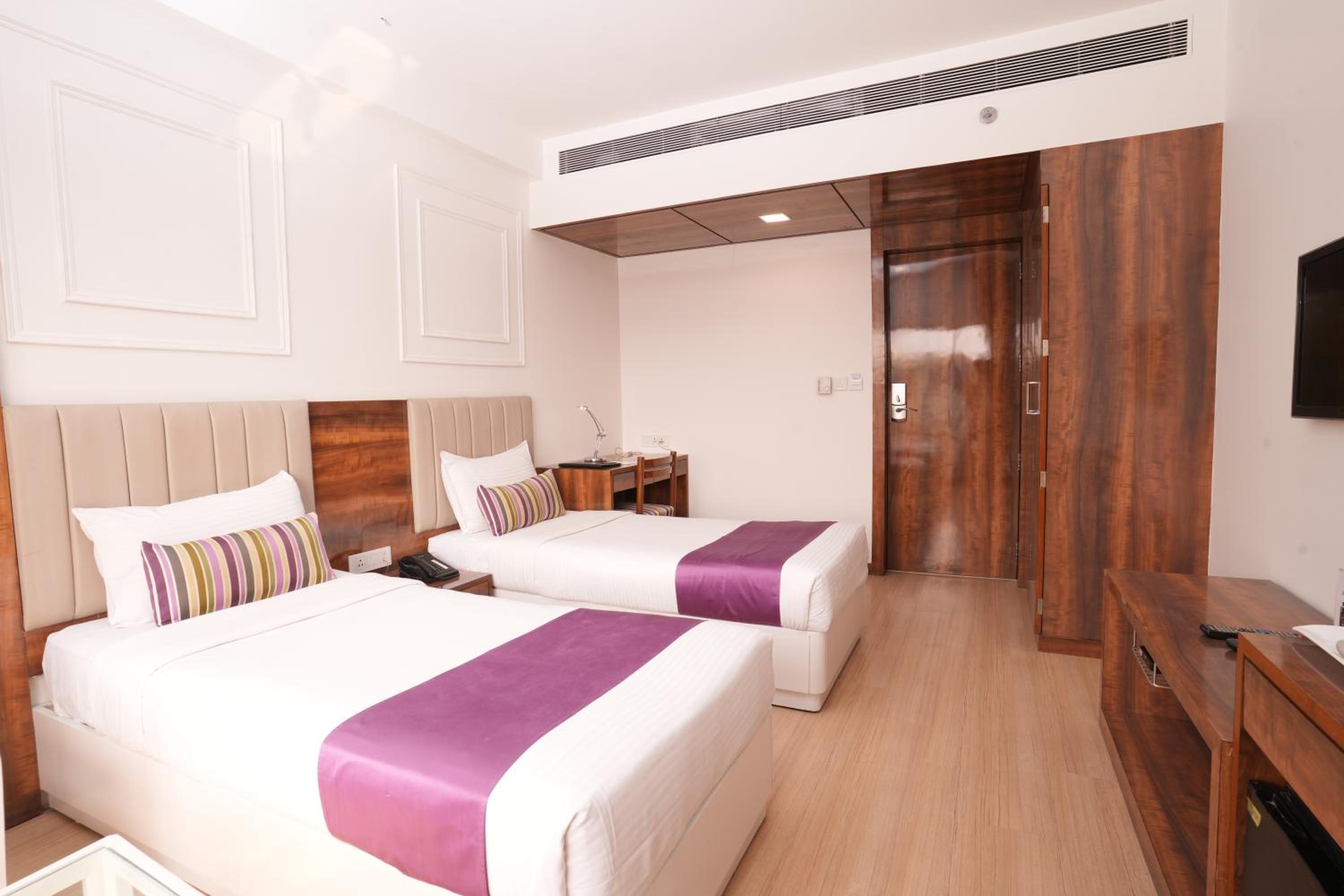 Semi Room, Type A, Deluxe, 2 Semi Double Beds، Hotel Hardeo 2/3