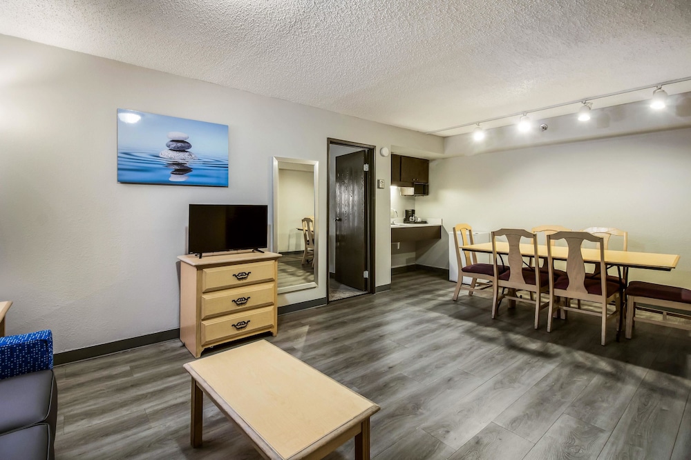 Clarion Hotel Jackson Northwest 24/32