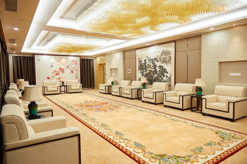 The Thousand Lantern Lake Hotel 2/63