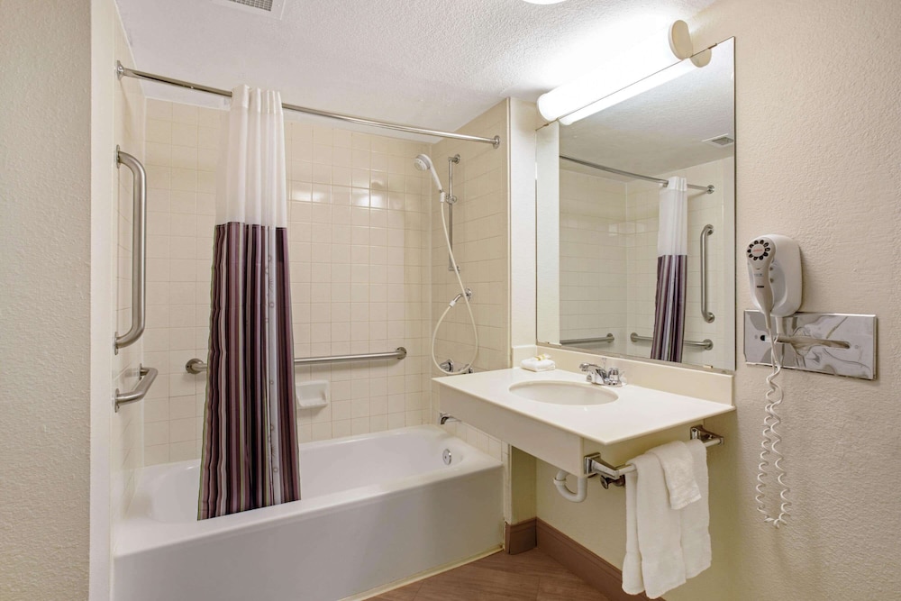 جناح بسرير كينج، Travelodge by Wyndham Golden/Denver 5/6