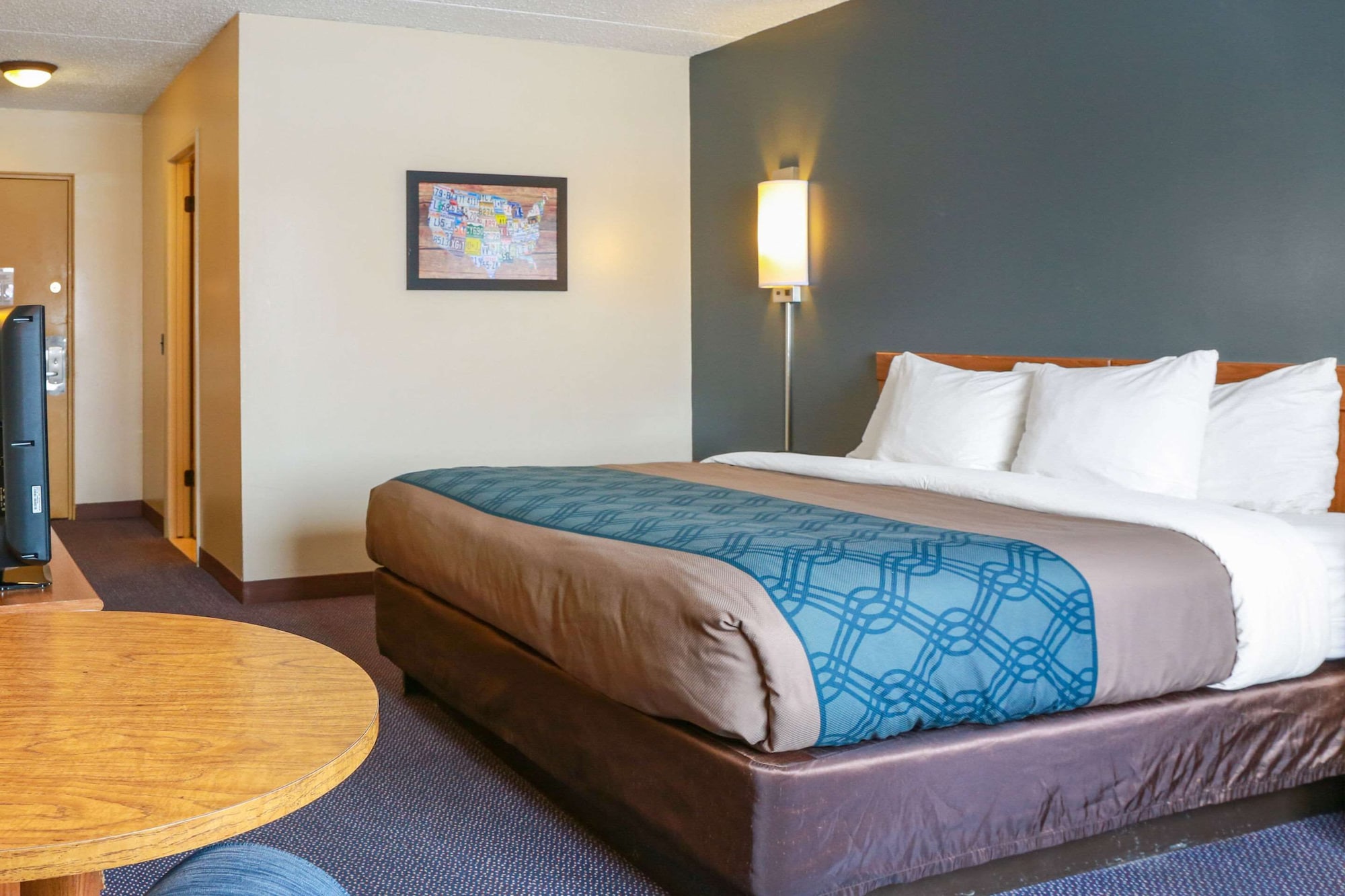 غرفة قياسية بسرير كينج يُسمح فيها بالحيوانات الأليفة في الطابق الأرضي، Econo Lodge Darien Lakes 5/6
