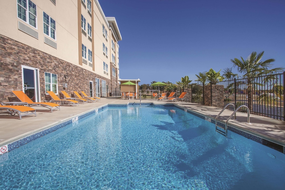 La Quinta Inn & Suites by Wyndham Forsyth 1/45