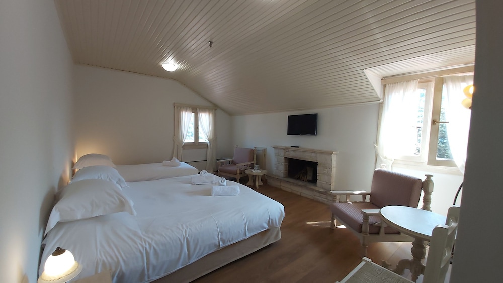 Classic, Triple, 1 Queen and 1 Single Bed, Mountain View, Attic