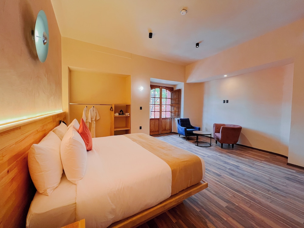 GRAND, SUITE, CITY VIEW, BALCONY