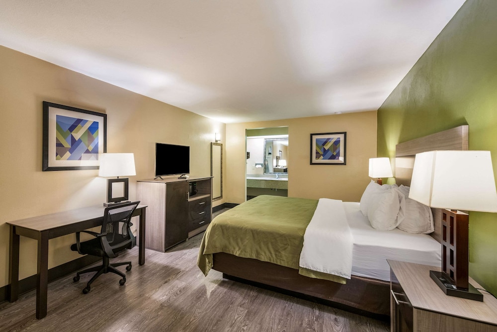 Quality Inn Suites Garland East Dallas 32/56