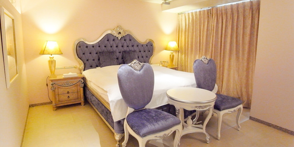V Hotel - Adults Only 30/50