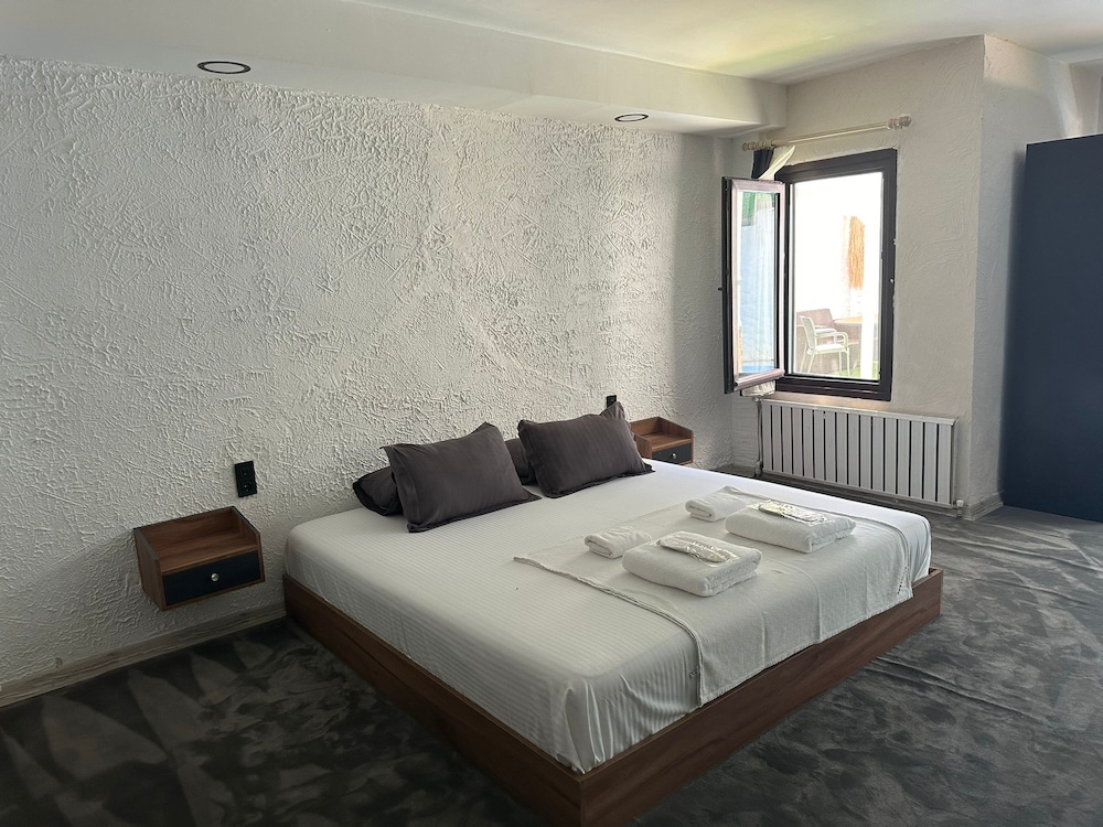 EXCLUSIVE, KING BED, SOFA, POOL ACCESS