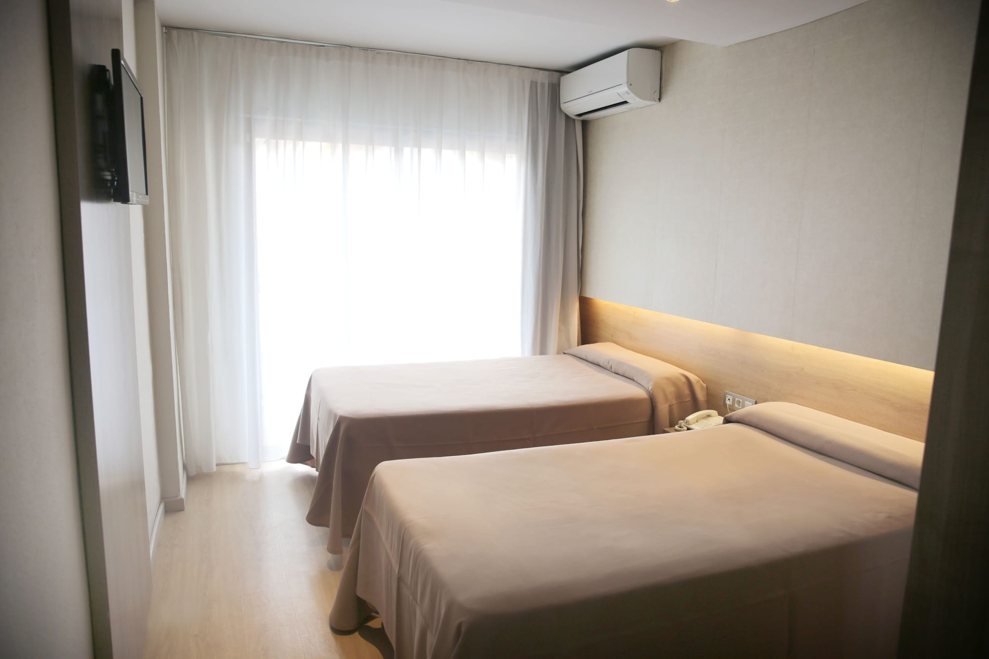 غرفة قياسية بفراش فوتون وسرير مزدوج وسرير فردي بشرفة، Eurosalou Hotel 2/10