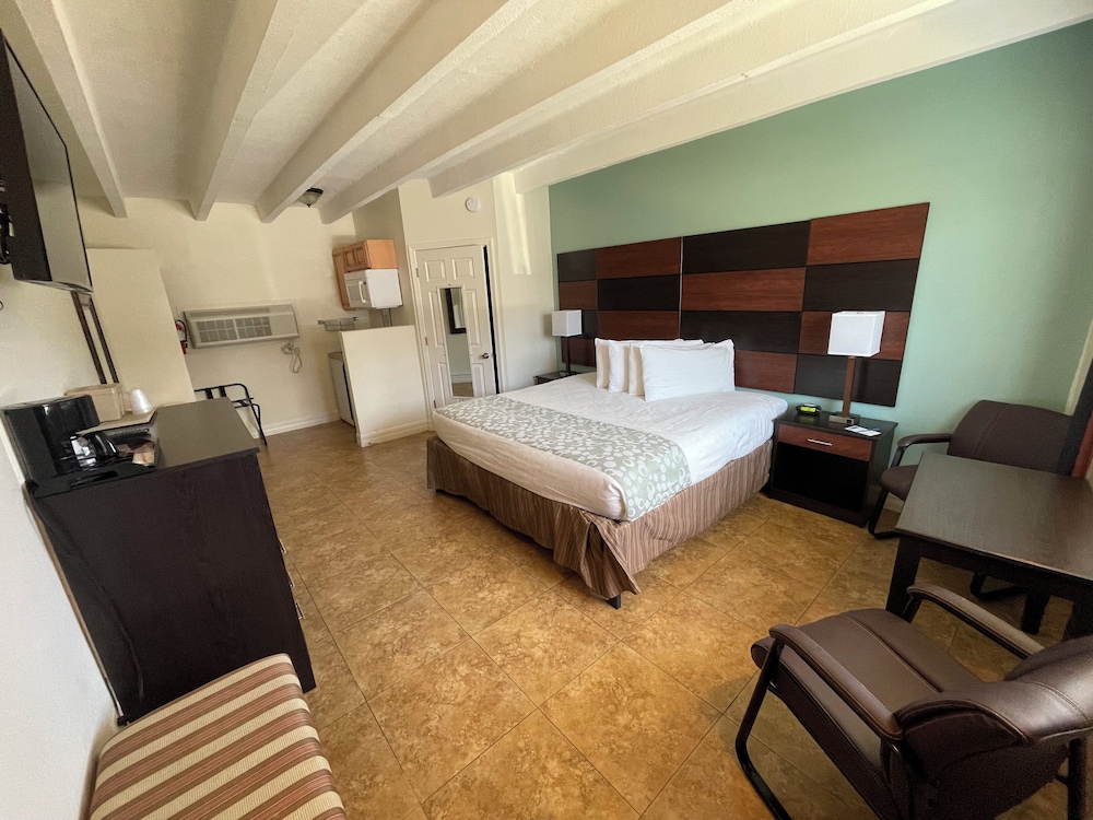 Standard, King Bed, City View, Kitchenette