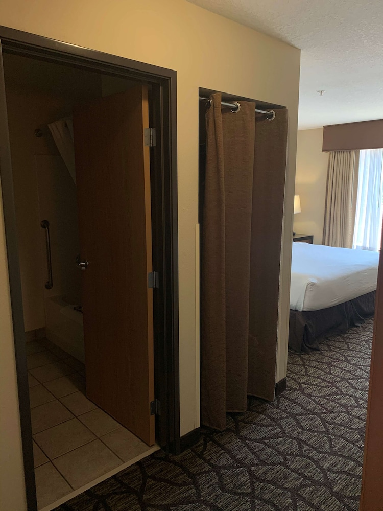 Best Western Plus Vancouver Mall Dr. Hotel & Suites 18/38