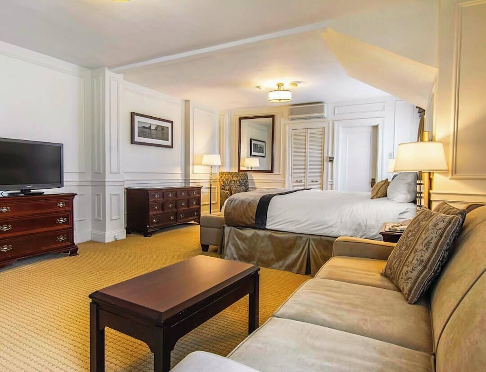 Suite, King Bed, Water View, Sofa