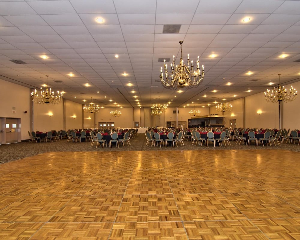 Parkview Inn and Conference Center (ex Econo Lodge) 30/50