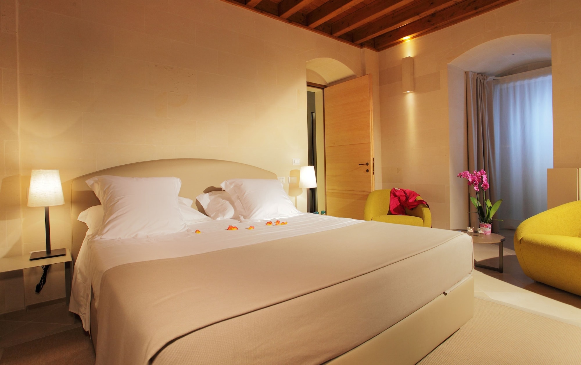 1 BEDROOM, SUITE