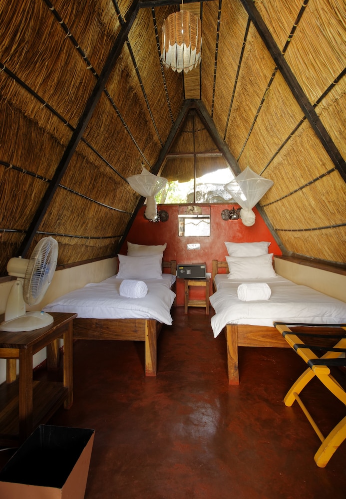 ROOM, SINGLE, SHARED BATHROOM