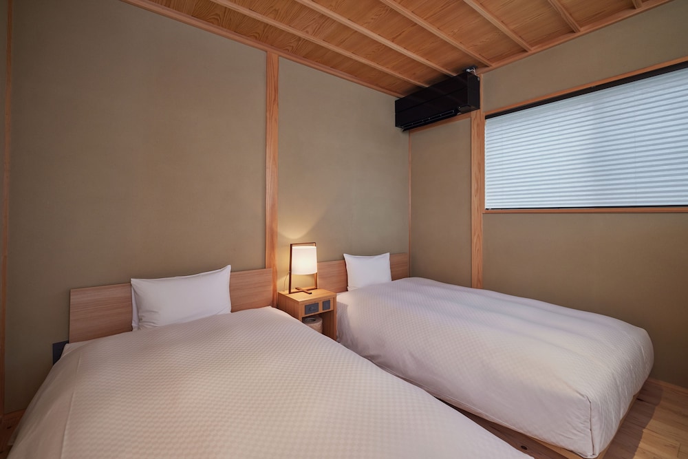 COMFORT, TWIN BEDS
