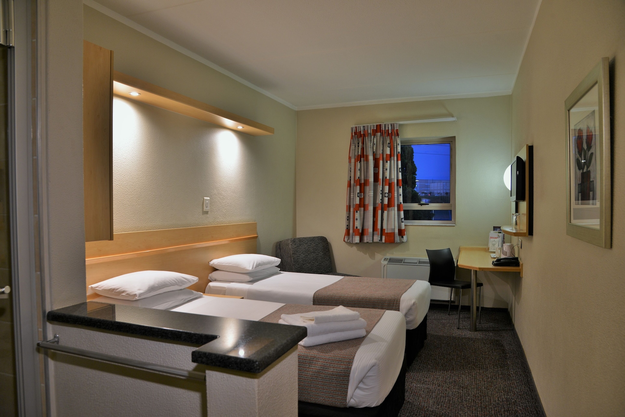 Room, Twin Beds, Road Lodge Carnival City 4/10