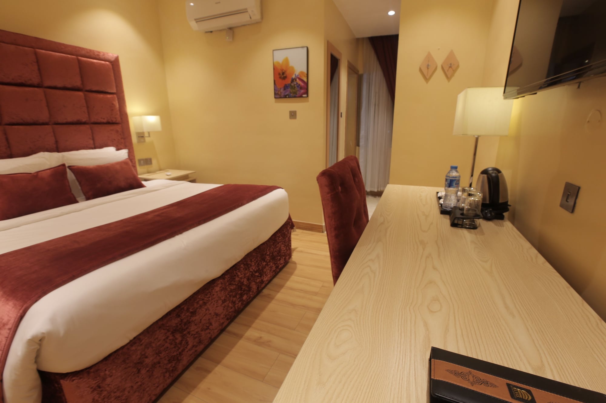 DELUXE, KING BED