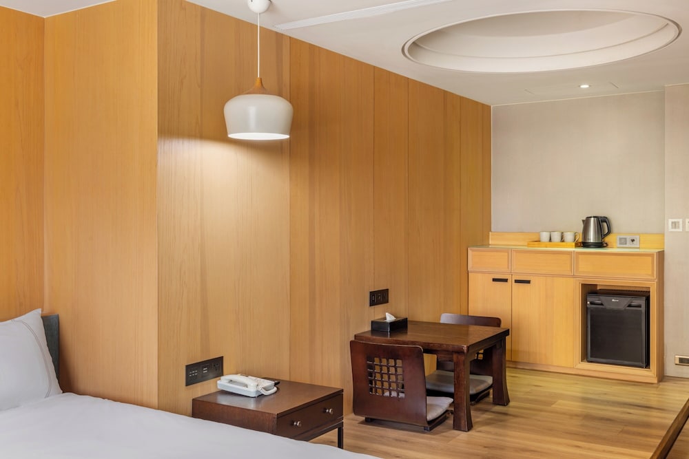 CHECK inn Taichung Wenxin Zhongqing 48/64